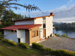 Hermosa Villa, con espectaculares vistas al lago !!